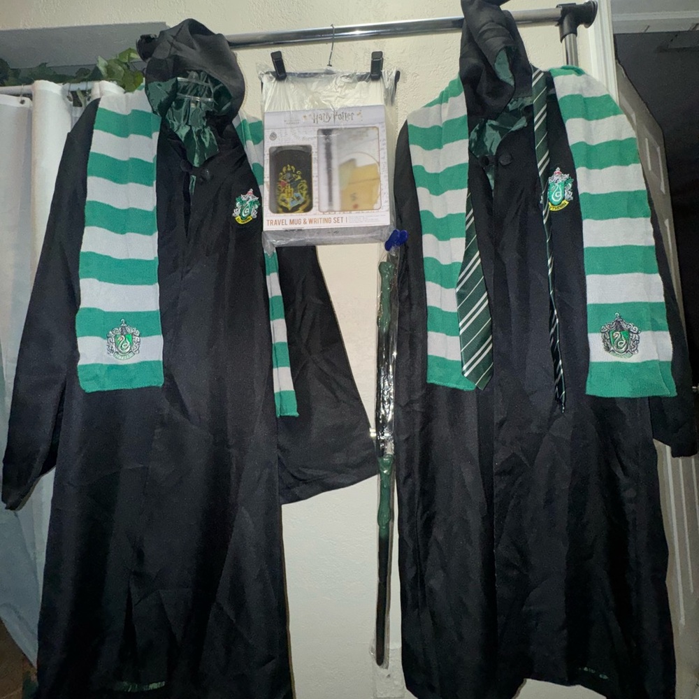 Slytherin Hogwarts Robe Set + Bonus Harry Potter Gift Set